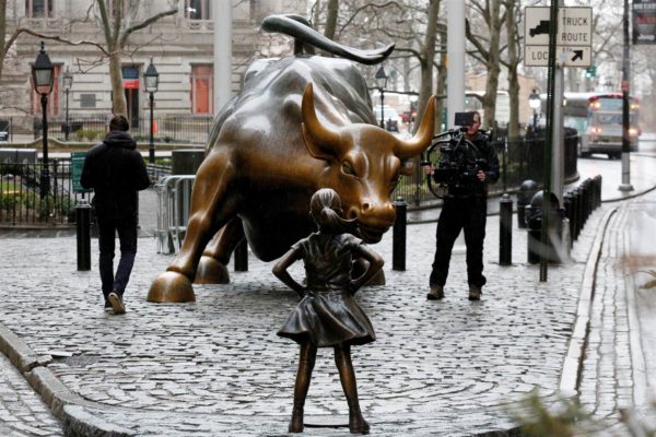 170307-wall-street-bull-girl-statue-1012p_503a1f140e10b0876352161c4e474985.nbcnews-ux-2880-1000